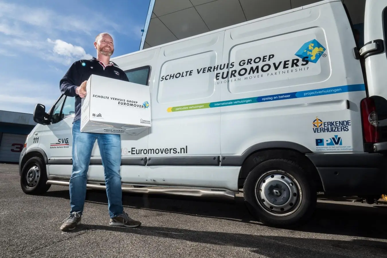 SVG-verhuizer met verhuisdoos voor een verhuiswagen van Scholte Verhuis Groep