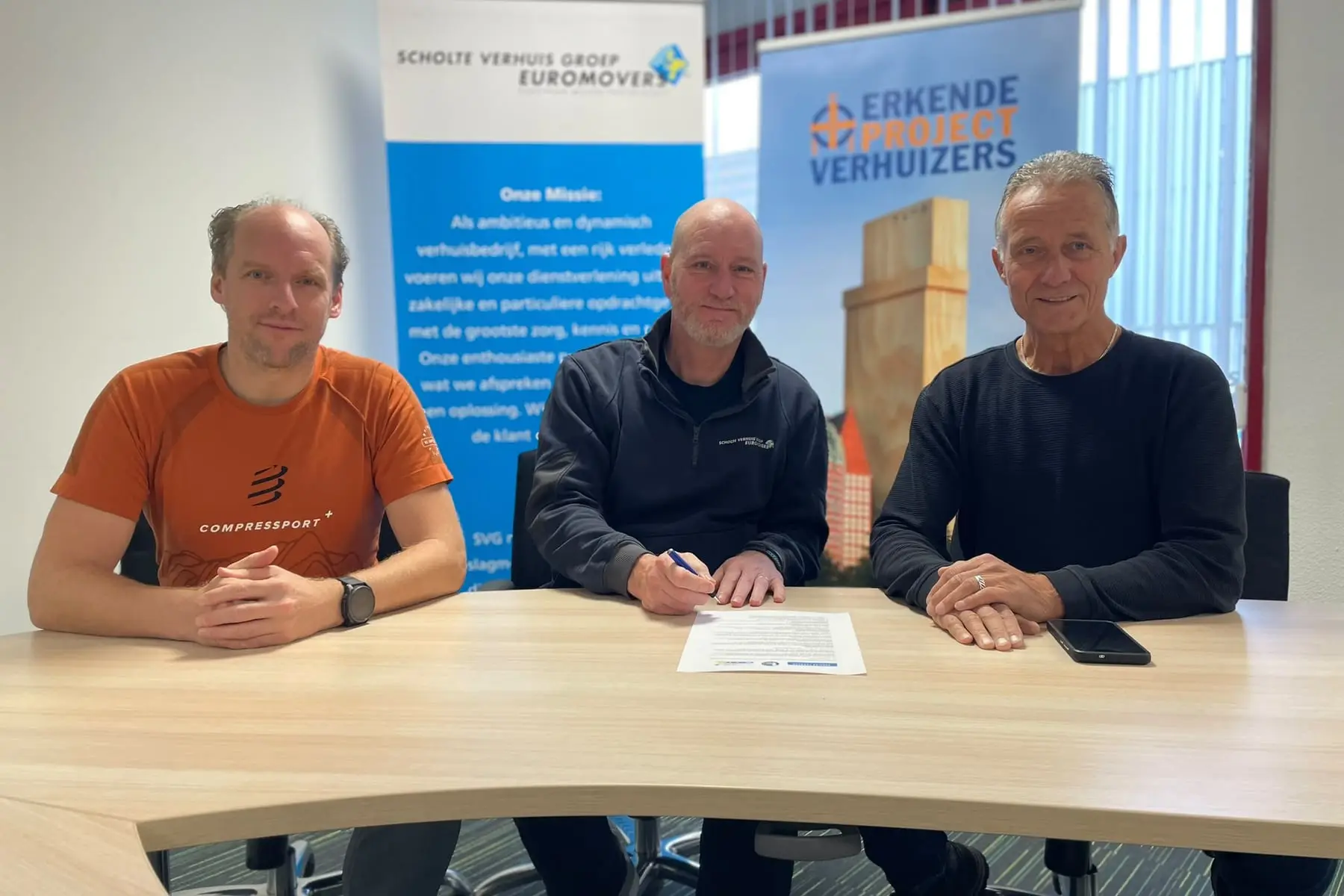 Ondertekening van de sponsorovereenkomst voor de Omloop van Zoetermeer op het kantoor van Scholte Verhuis Groep