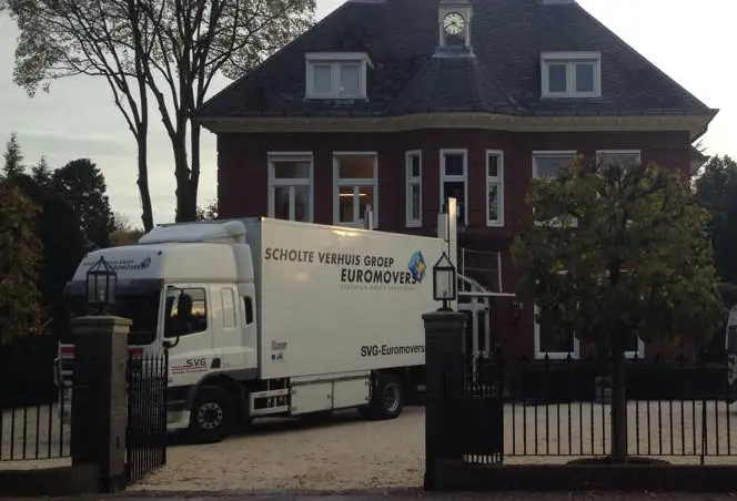 Verhuiswagen van Scholte Verhuis Groep voor een herenhuis